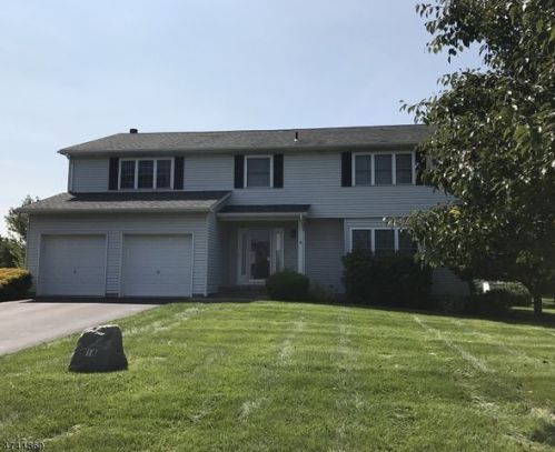 18 Aberdeen Cir, Flemington, NJ 08822-1800