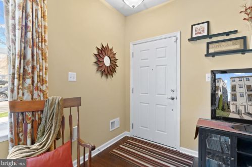 43590 Hampshire Crossing Sq, Leesburg, VA 20176-6527