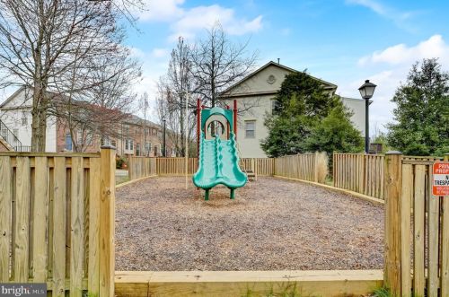 2496 Clover Fld Cir, Herndon VA  20171-4339 exterior