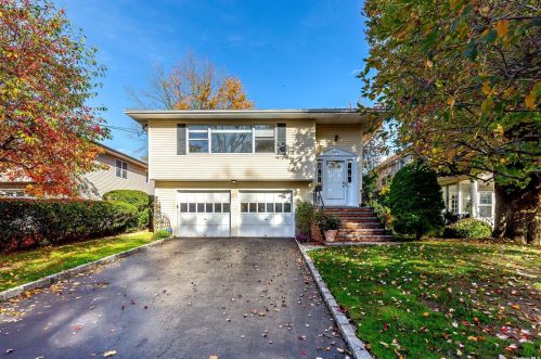 215 Oyster Bay Rd, Matinecock, NY 11560-2325