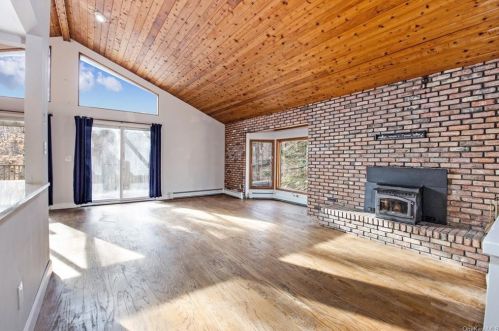 376 Oscawana Lake Rd, Tompkins Corners, NY 10579-2100
