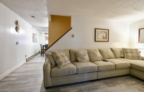 16 Edgehill Ave, Waterbury CT  06704-1825 exterior