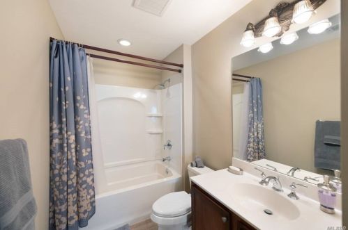 33 Concerto Ct, Eastport NY  11941-1628 exterior