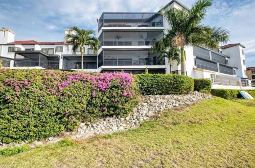 334 La Peninsula Blvd, Naples FL  34113-4037 exterior