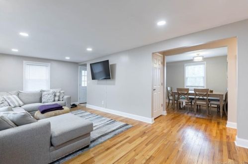 250 Spencer Dr, Middletown, CT 06457-3541