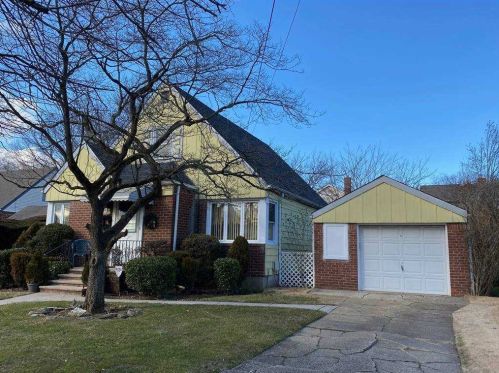1601 Highland Ave, New Hyde Park, NY 11040-3943