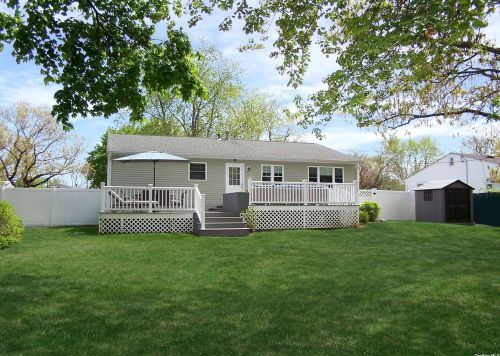 16 Avondale Dr, South Setauket NY  11720-2836 exterior