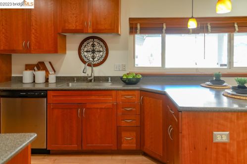 677 Briergate Way, Hayward CA  94544-7201 exterior