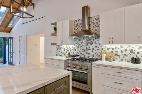 4951 Cedros Ave, Van Nuys CA  91403-1637 exterior