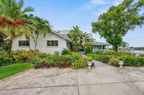 909 Bayshore Dr, Tarpon Springs, FL 34689-2410