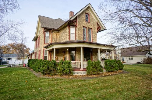 1015 Christopher Ct, Oconomowoc, WI 53066-2317