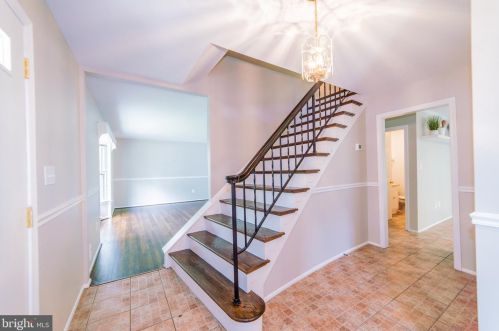 12215 Redwood Ct, Woodbridge, VA 22192-1611