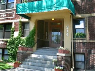 214 Oak Grove St, Minneapolis MN  55403-3341 exterior