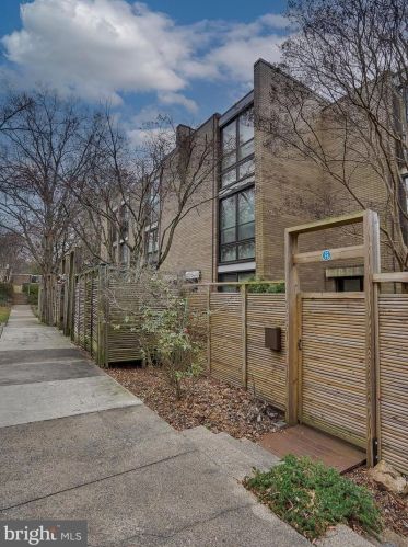 11475 Washington Plz, Herndon, VA 20190-4311