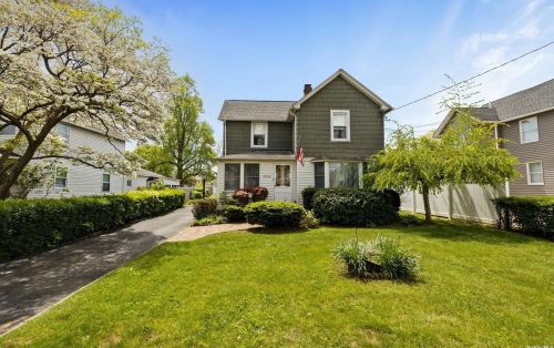 100 Arnold Ave, Babylon, NY 11704-7204