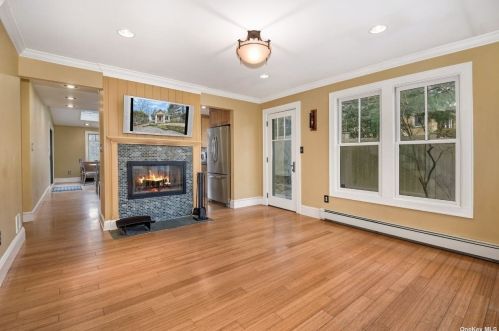 28 Norton Dr, Elwood, NY 11731-1504