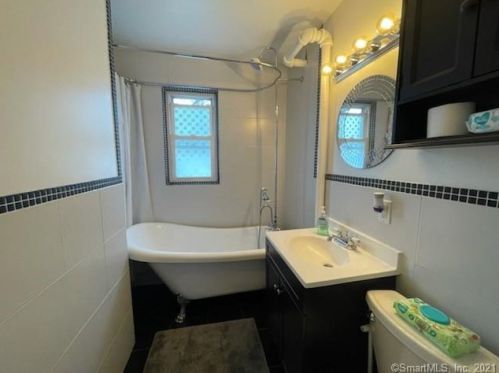 35 Court D, Bridgeport CT  06610-3305 exterior