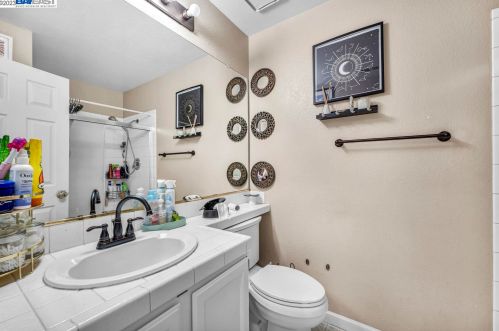 14465 Pine Valley Dr, Lathrop, CA 95330-9690