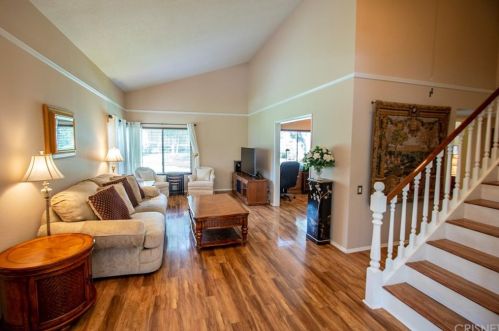 25719 Player Dr, Santa Clarita, CA 91355-2309