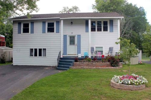 7 Red Oak Dr, Schenectady, NY 12302-3015