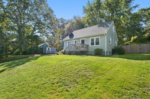 32 Fielding Ter, Uncasville, CT 06382-1316