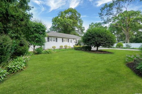 1260 Carlls Straight Path, Huntington Station, NY 11746-8019