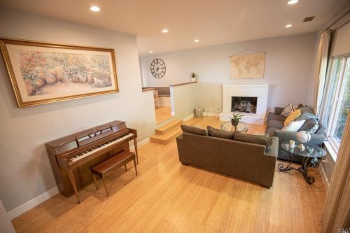 2132 Parrish Dr, Santa Rosa, CA 95404-2323