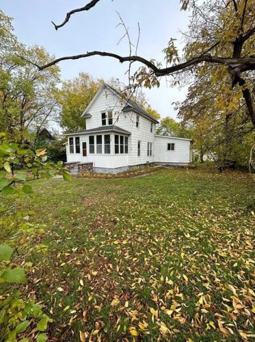 318 Maple St, Spooner, WI 54801-9618