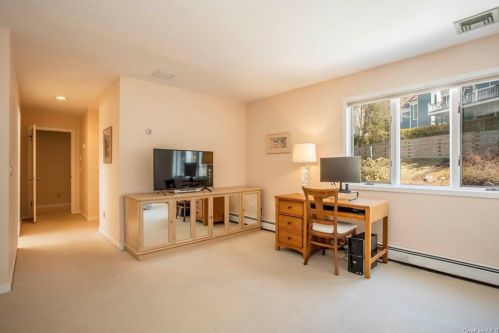 4 Elizabeth Ct, Briarcliff NY  10510-2528 exterior