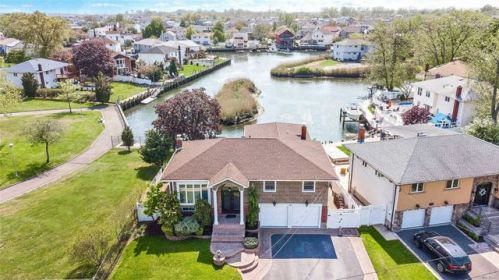 2542 Aron Dr, Seaford, NY 11783-3517