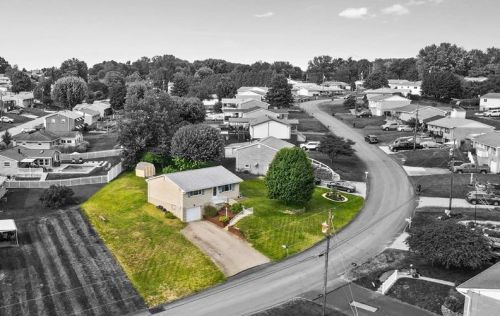 11 Sandy Dr, Jeannette, PA 15644-1061