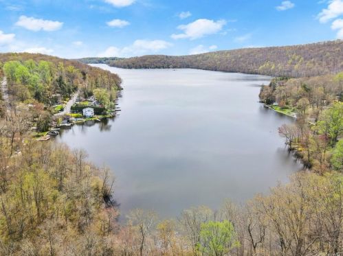 649 Oscawana Lake Rd, Tompkins Corners, NY 10579-1502
