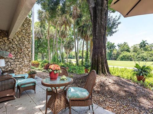 105 Clubhouse Dr, Naples, FL 34105-2938