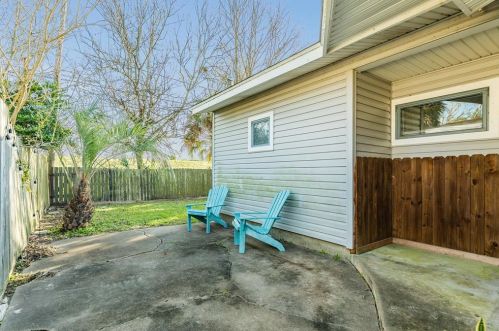 18 Lyncrest Dr, Galveston TX  77550-3215 exterior