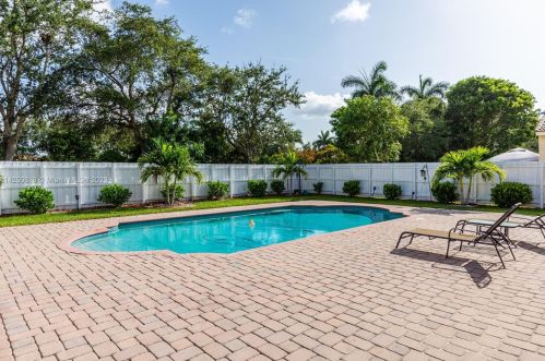 19270 29 Ct, Hollywood FL 33029-2474 exterior