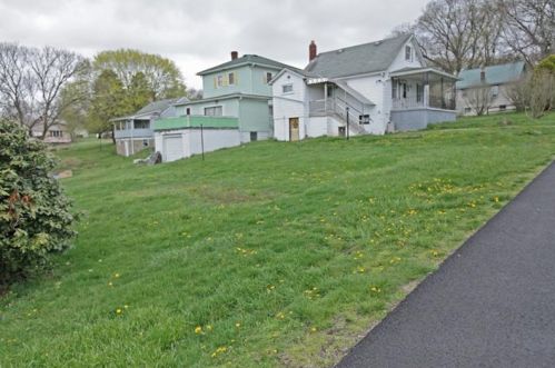 1113 State St, Vandergrift, PA 15690-6138
