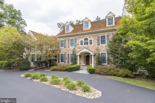 2 Harrison Dr, Newtown Square, PA 19073-1421