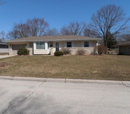 5794 Oxford Dr, Greendale, WI 53129-2561