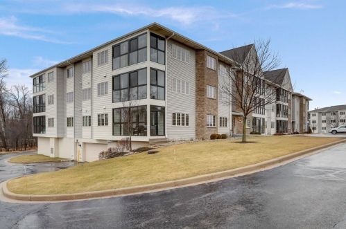 289 Oconomowoc Pkwy, Oconomowoc, WI 53066-5840
