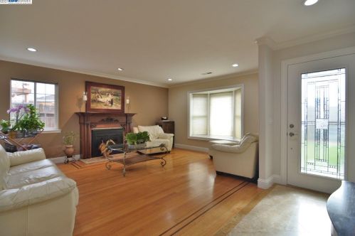 789 Douglas Ave, Redwood City, CA 94063-3513