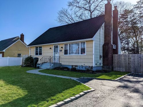 326 13th St, Deer Park, NY 11729-6402
