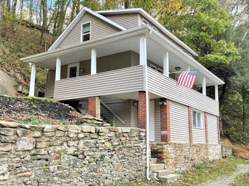 566 Old Lincoln Hwy, Ligonier, PA 15658-2715