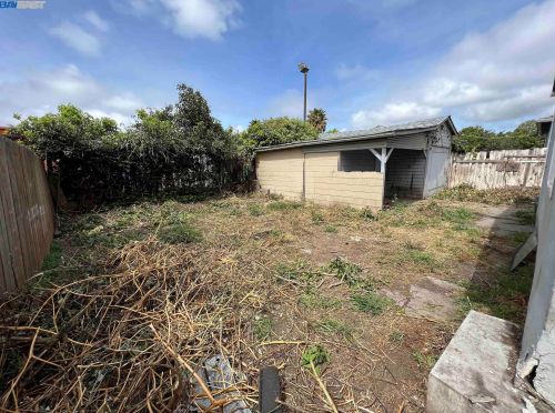 6817 Eastlawn St, Oakland, CA 94621-3519