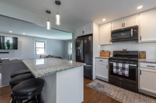 956 Huntington Rd, Stratford CT  06614-2736 exterior