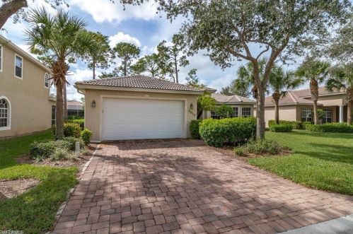 3915 Aurora Ct, Naples FL  34116-7323 exterior