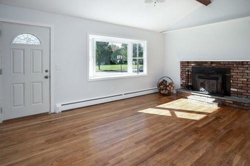140 Montgomery St, Tiverton RI  02878-2423 exterior