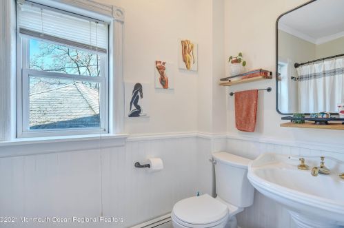 914 Central Ave, Tinton Falls NJ  07712-5735 exterior