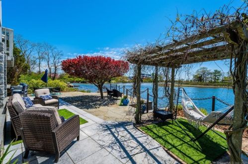 6 Ridgewood Ave, Waterford, CT 06385-3914