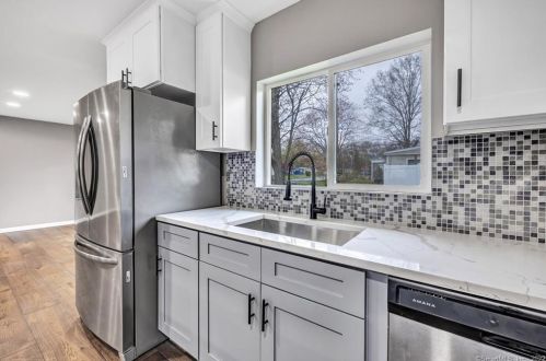 390 Marina Dr, Stratford CT  06614-2934 exterior