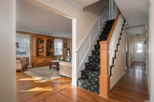 136 Rockaway Ave, Rockville Centre, NY 11570-5920